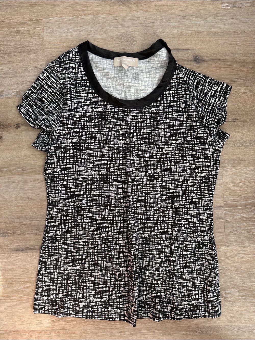 Banana Republic Black and White Short Sleeve Textured Tee